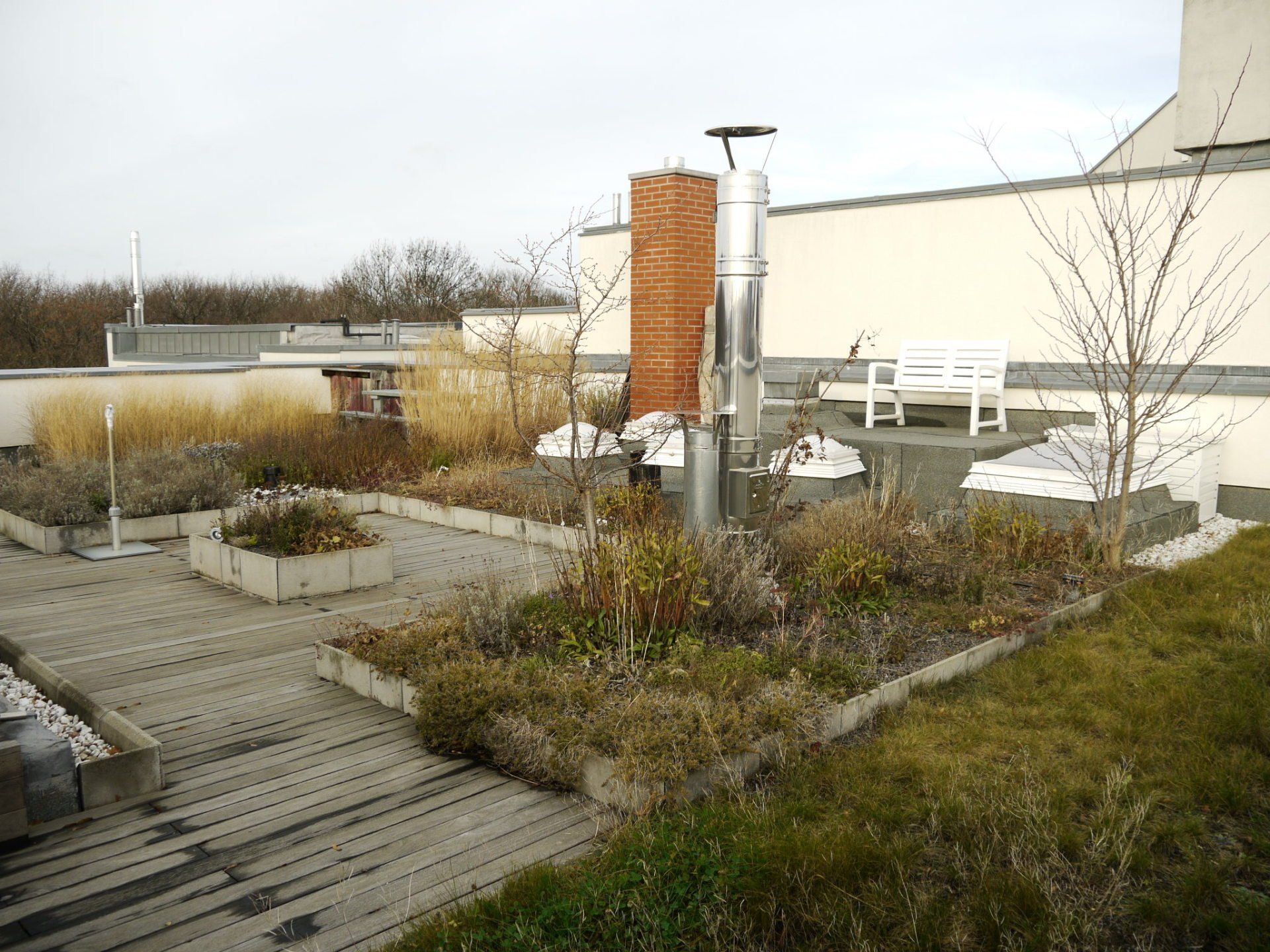 Ein Dachgarten mit Kamin und Bank