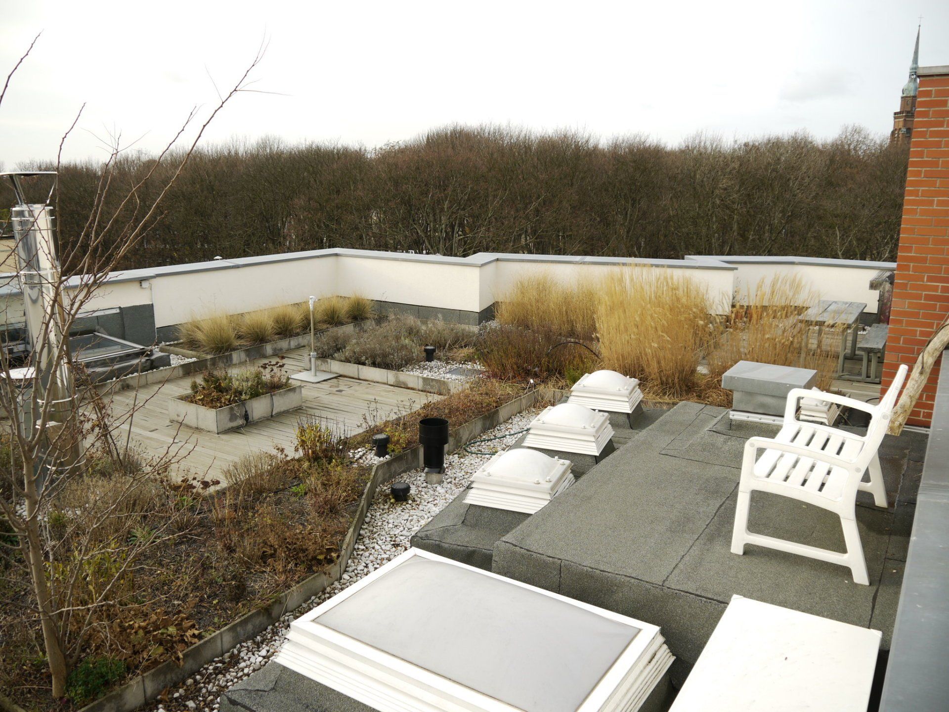 Ein Dachgarten mit Stuhl und Tisch