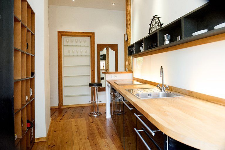 Eine Küche mit Holzarbeitsplatten und Spüle