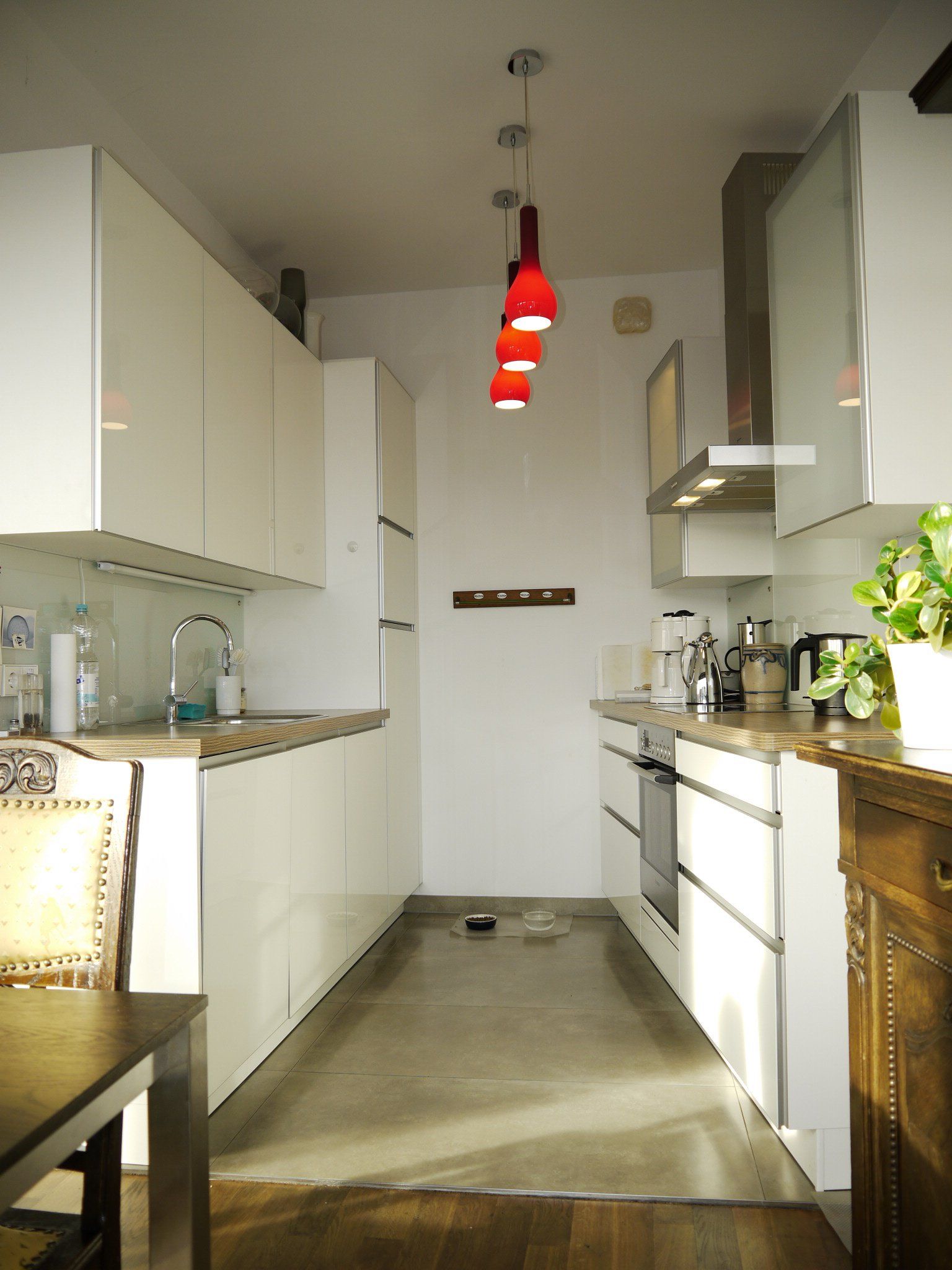 Eine Küche mit weißen Schränken und Geräten aus Edelstahl