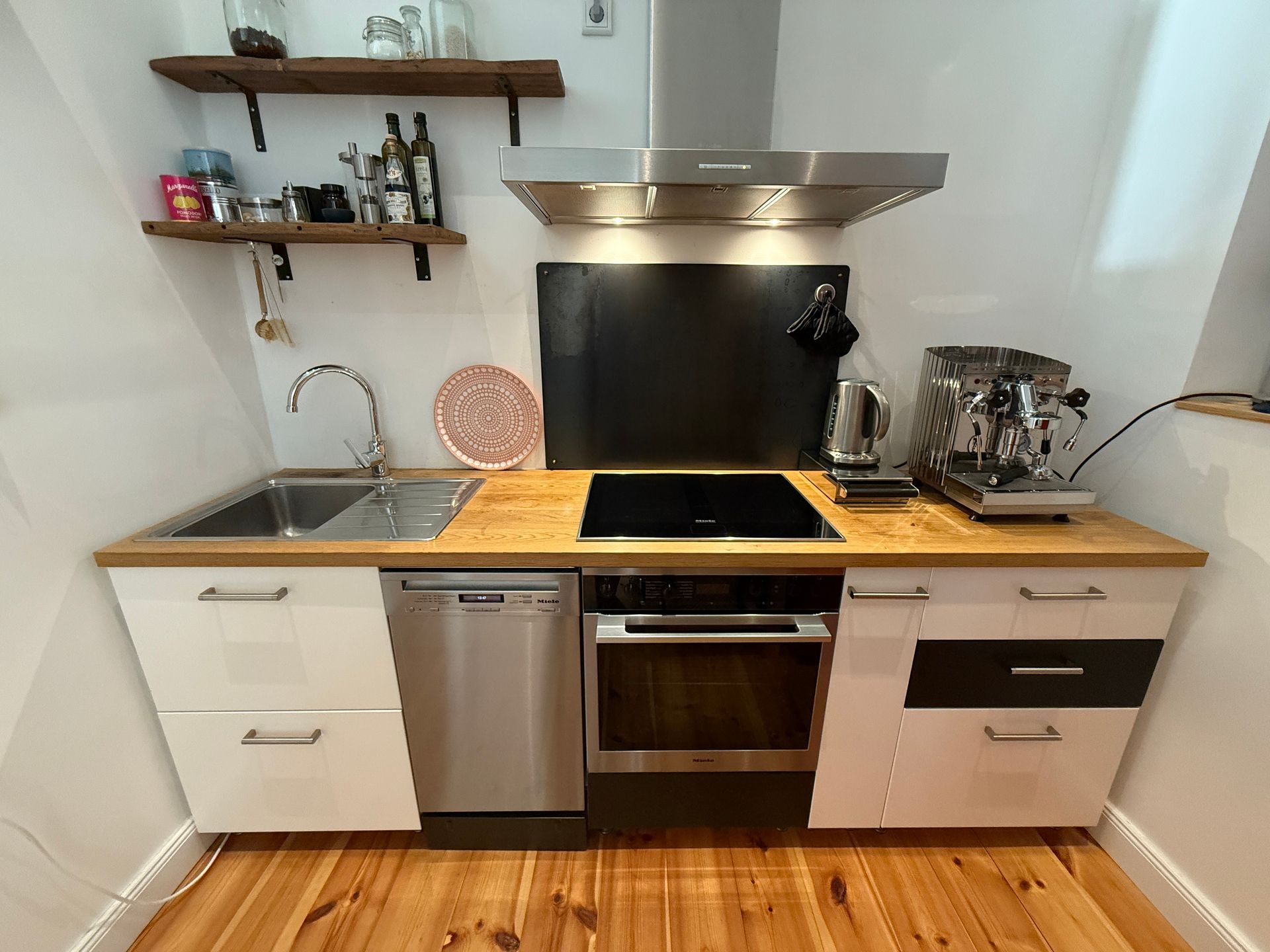 Eine Küche mit Geräten aus Edelstahl und Holzböden