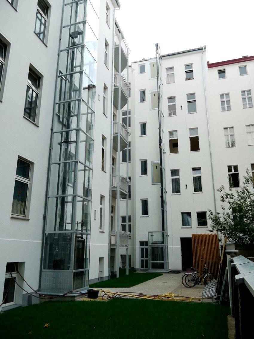 Ein weißes Gebäude mit einer Treppe an der Seite