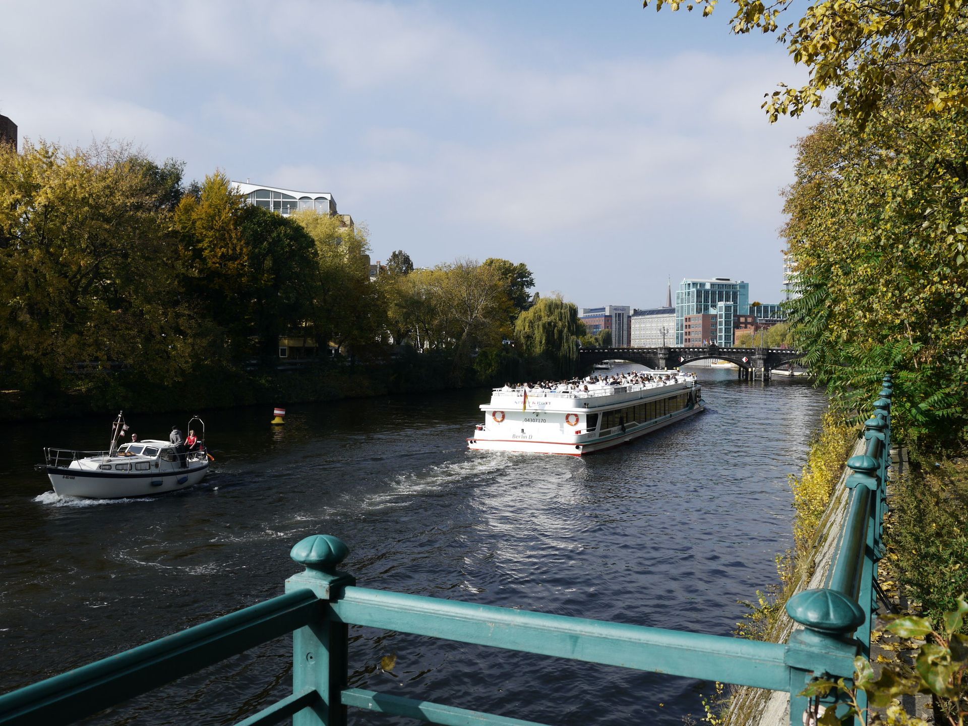 Ein Boot fährt einen von Bäumen umgebenen Fluss hinunter