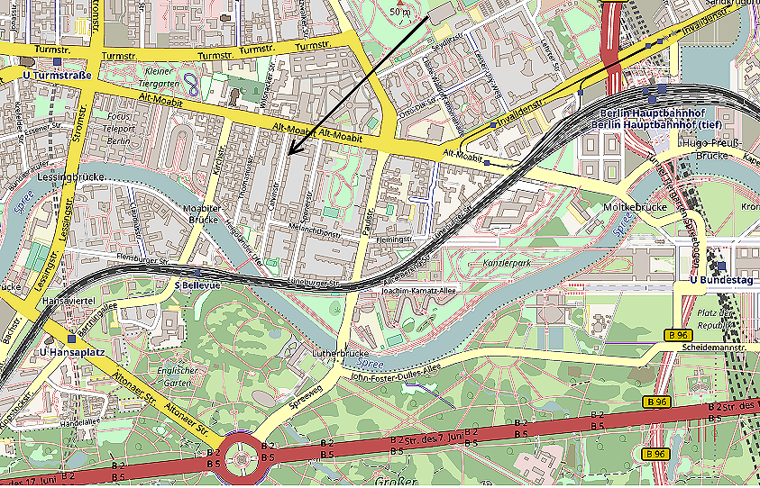 Eine Karte einer Stadt mit einem roten Pfeil, der auf eine Bahnstrecke zeigt