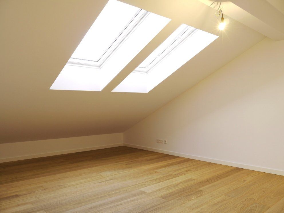 Ein leerer Raum mit zwei Oberlichtern an der Decke