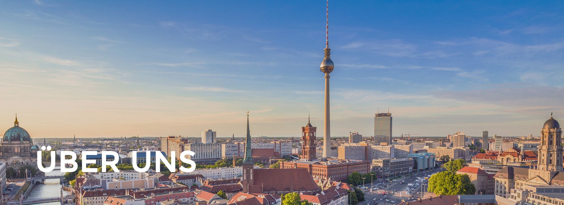 Eine Luftaufnahme einer Stadt mit einem Turm in der Mitte.