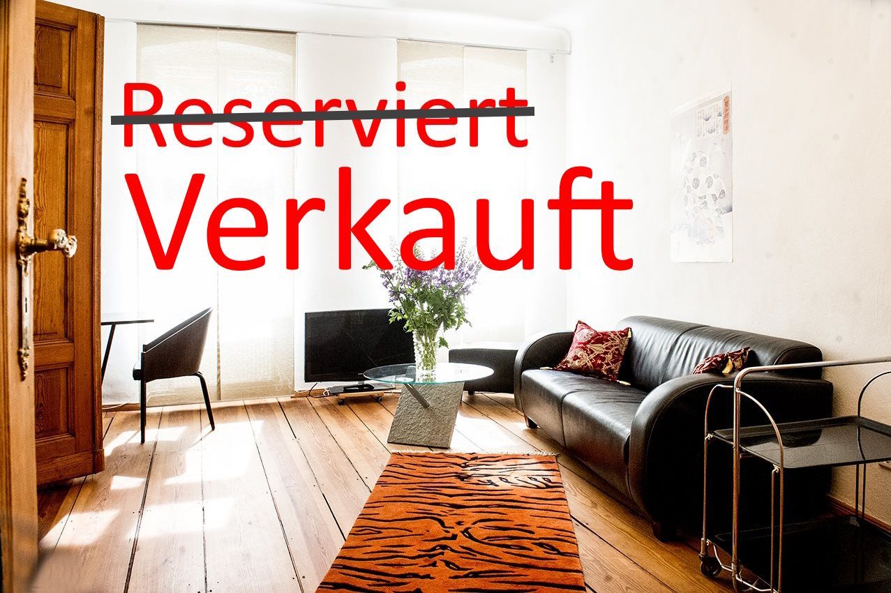 Ein Wohnzimmer mit einer Couch und einem Fernseher mit der Aufschrift „Reserviert“ darüber