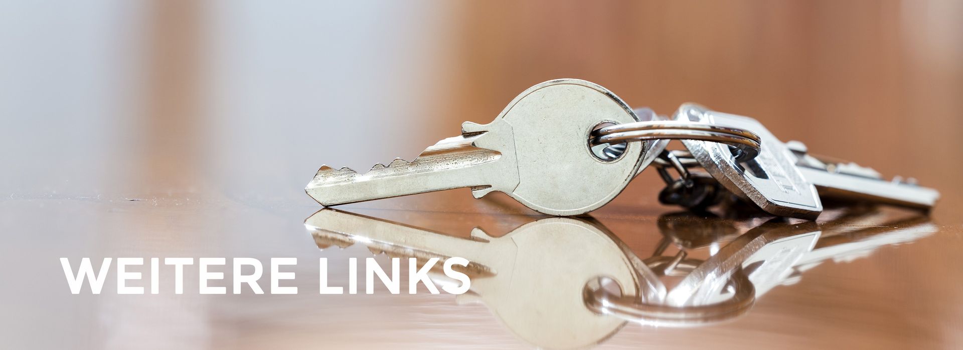 Auf einem Tisch liegt ein Schlüsselbund mit der Aufschrift „Weitere Links“ darunter.