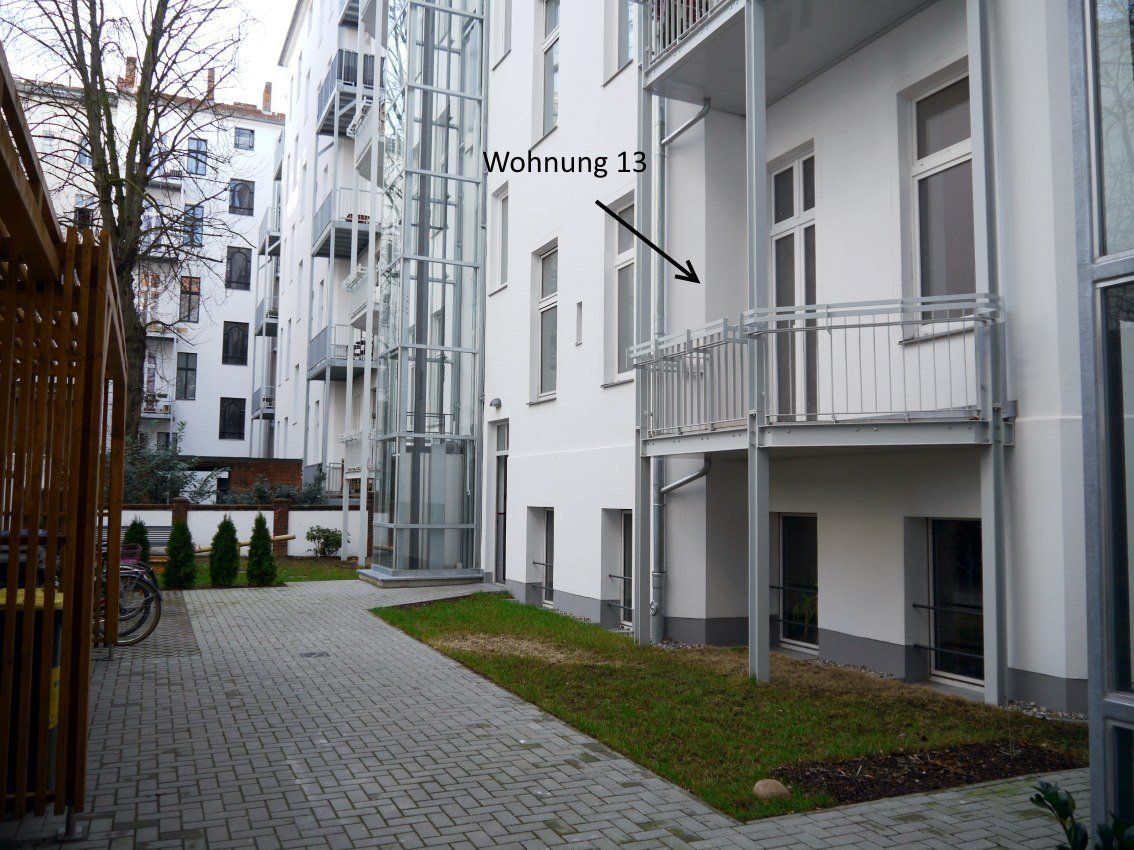 Ein weißes Gebäude mit einem Balkon an der Seite