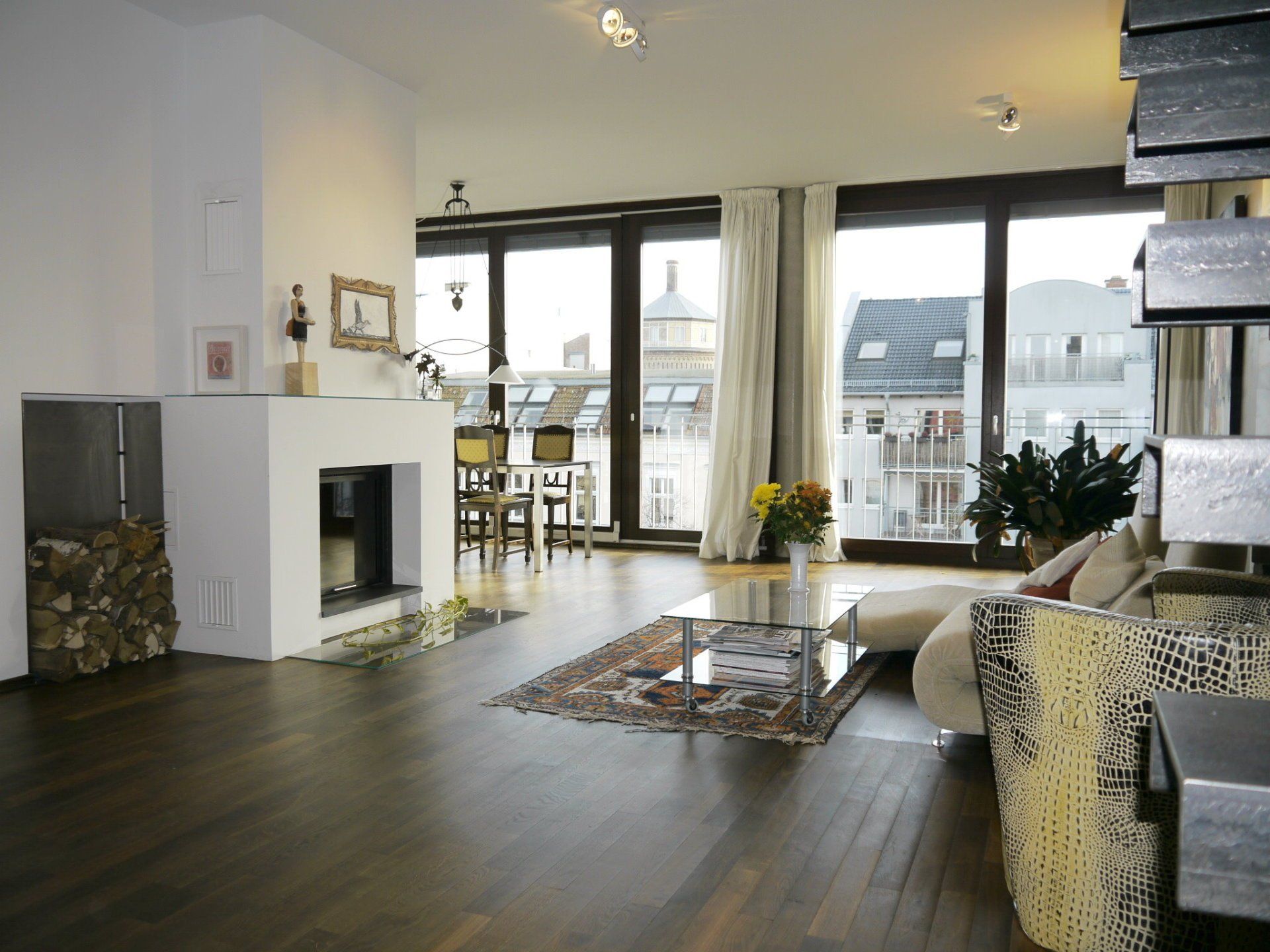 Ein Wohnzimmer mit Kamin und vielen Fenstern