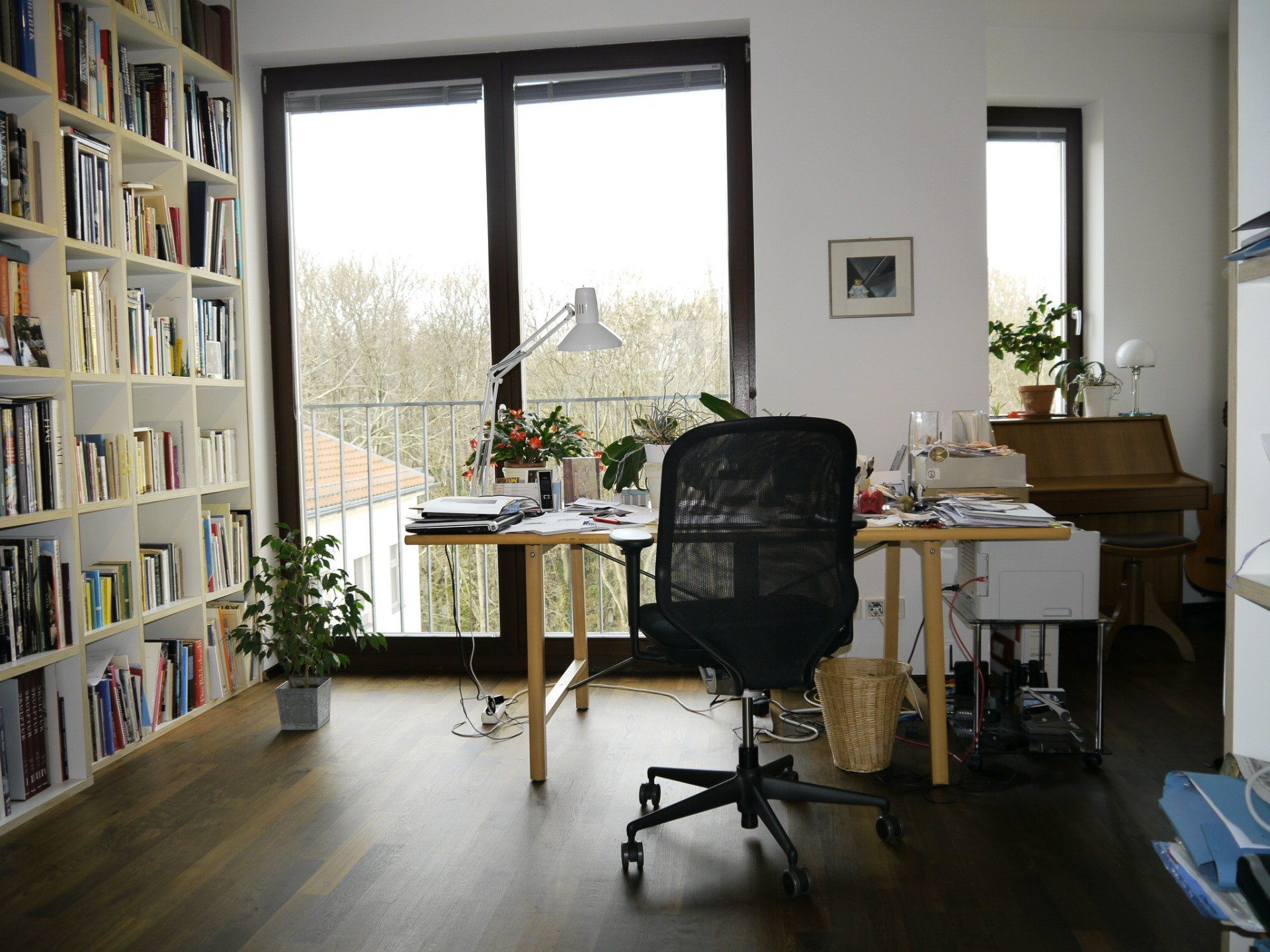 Ein Zimmer mit einem Schreibtisch und einem Stuhl darin