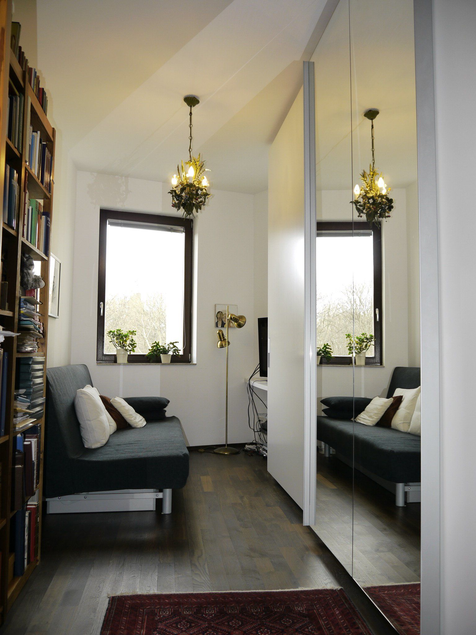 Ein Wohnzimmer mit einer Couch und einem Spiegel