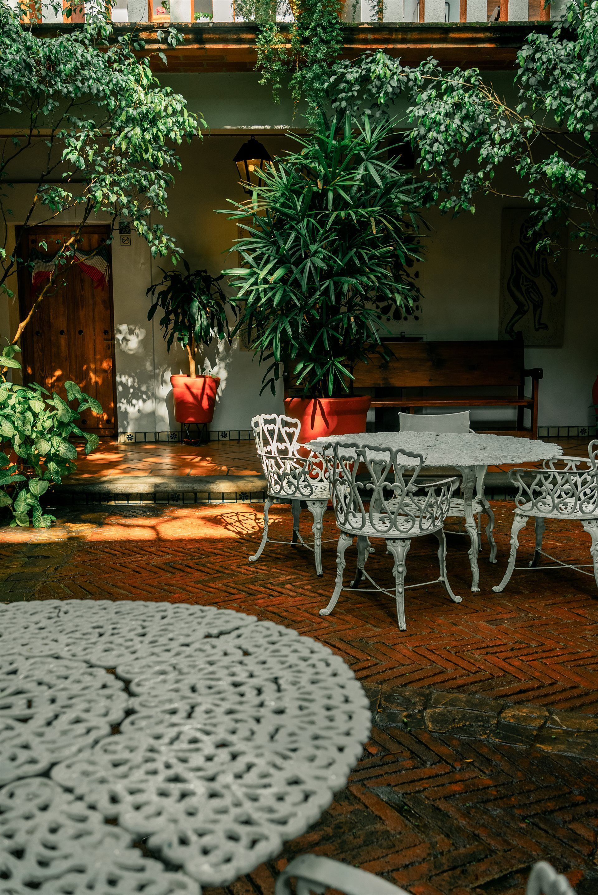 Hay una mesa y sillas en medio del patio.