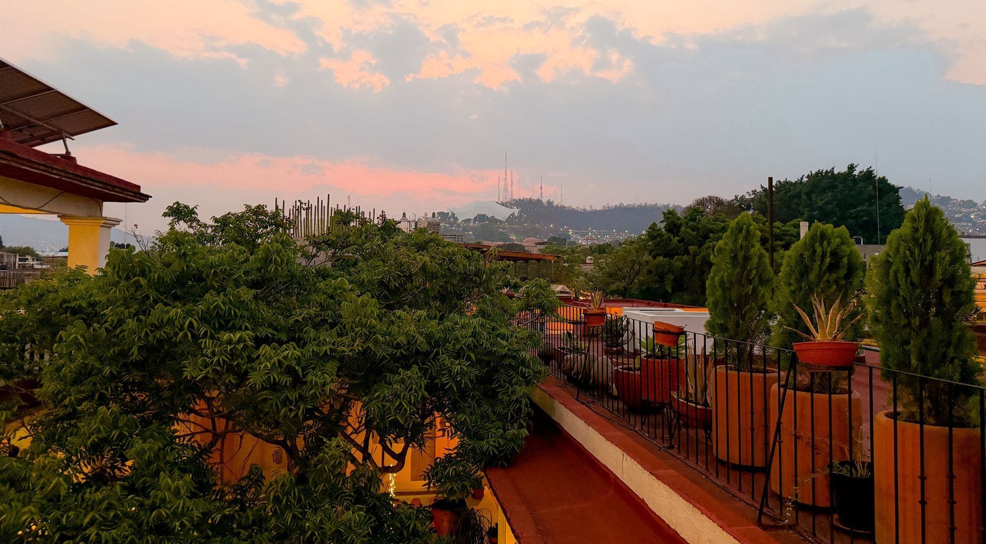 Un balcón con vista a una ciudad al atardecer.