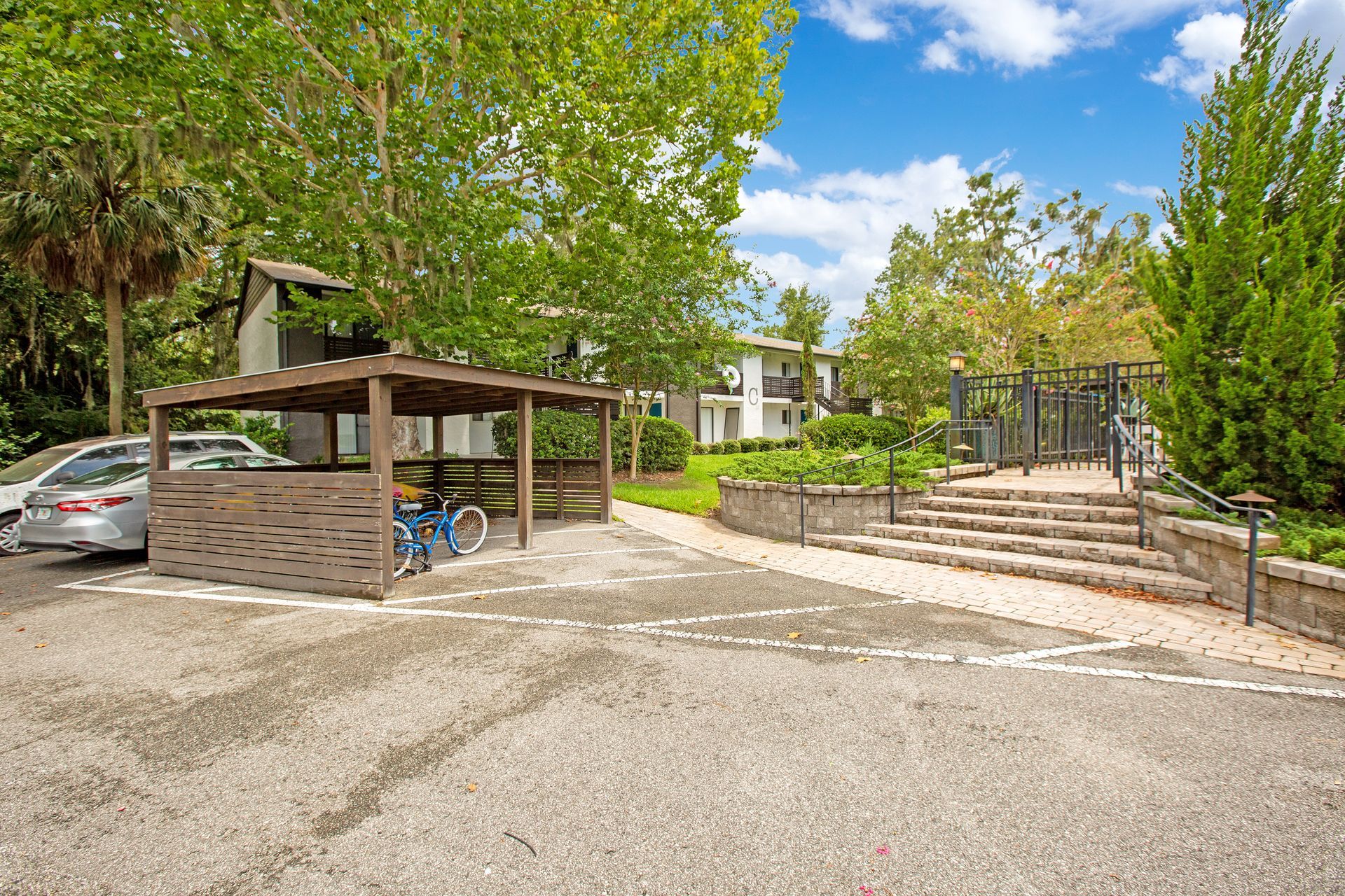 A parking lot with cars parked in front of a building.