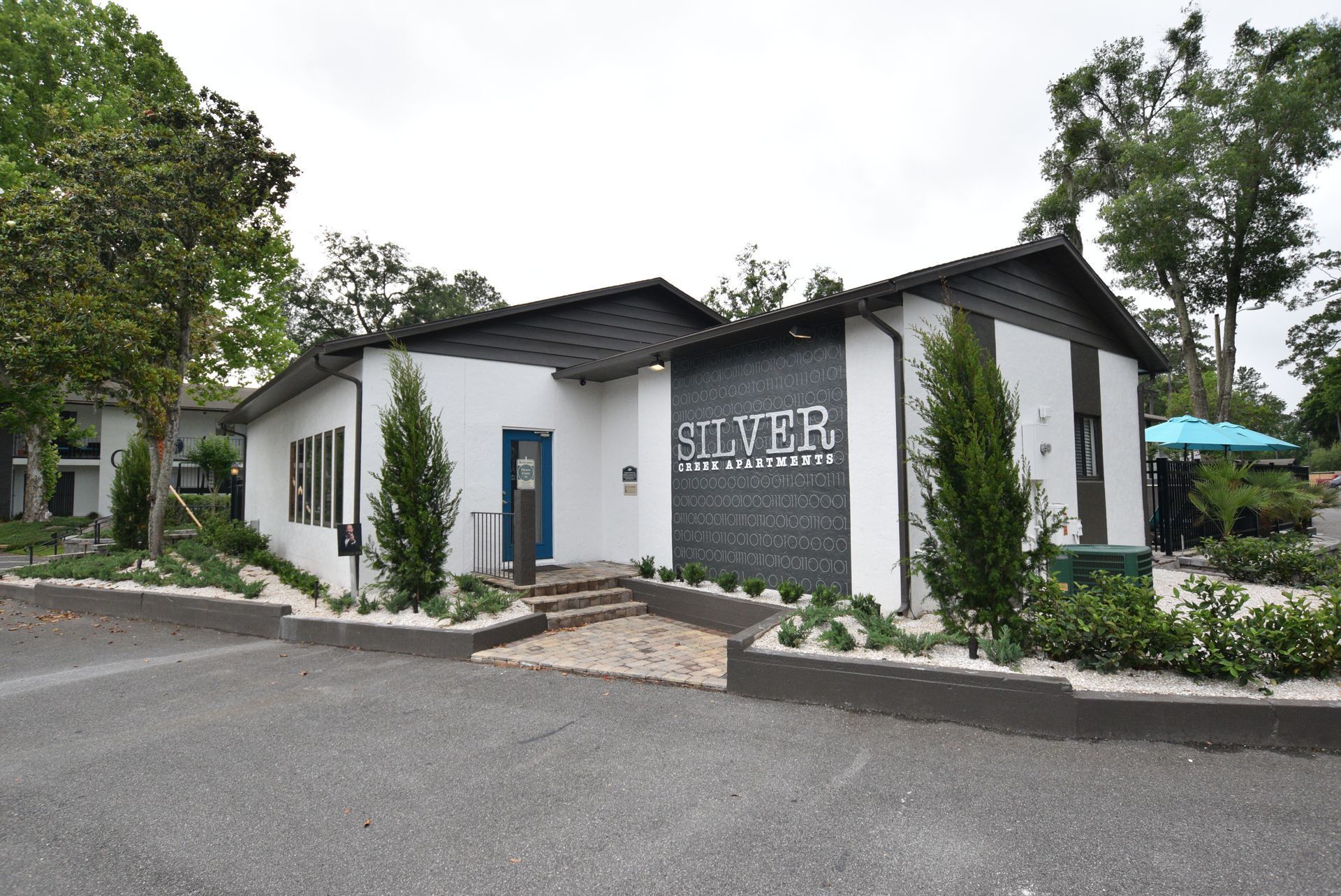 A white building with the word silver on it