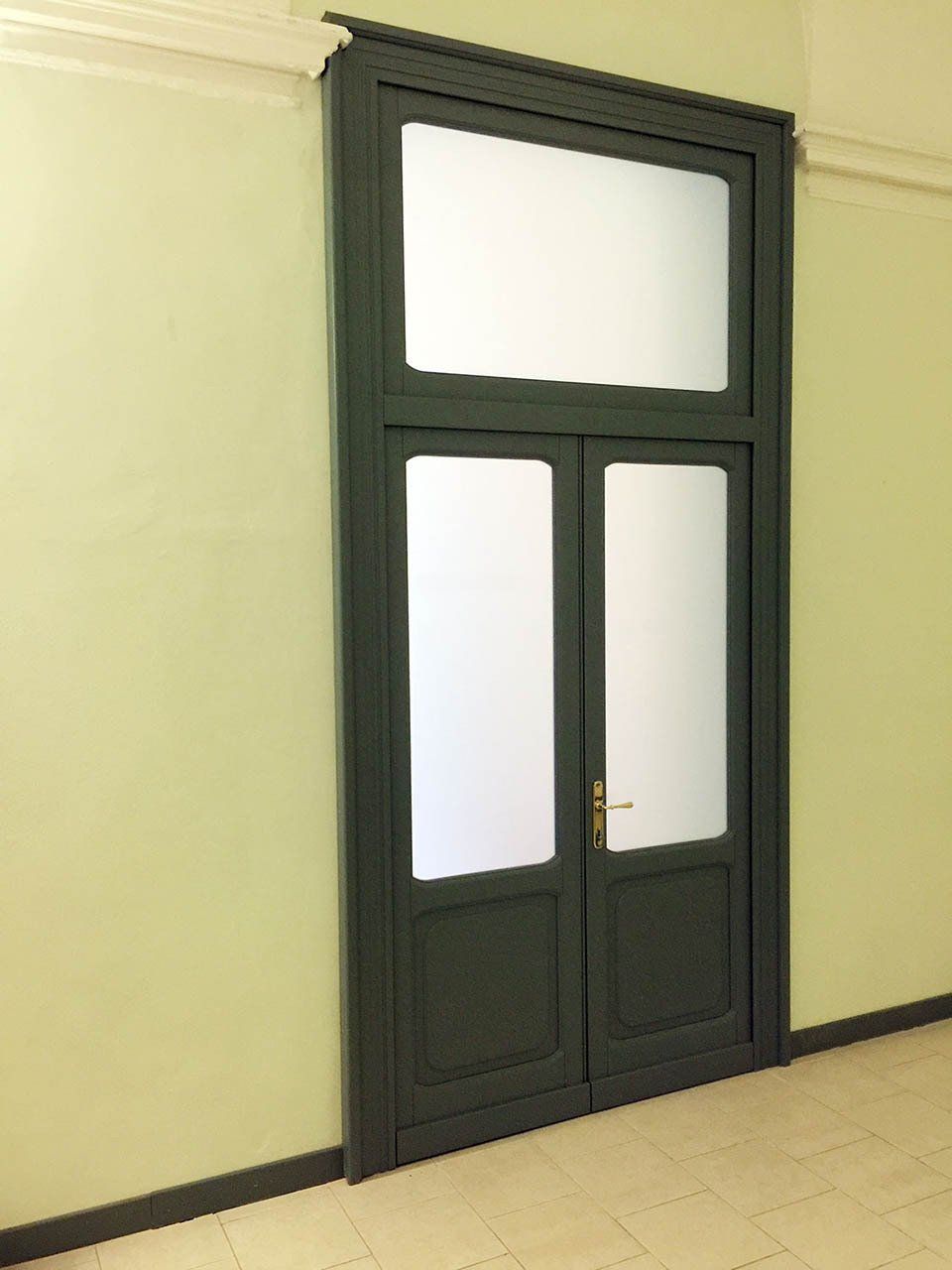 Porta con vetri smerigliati