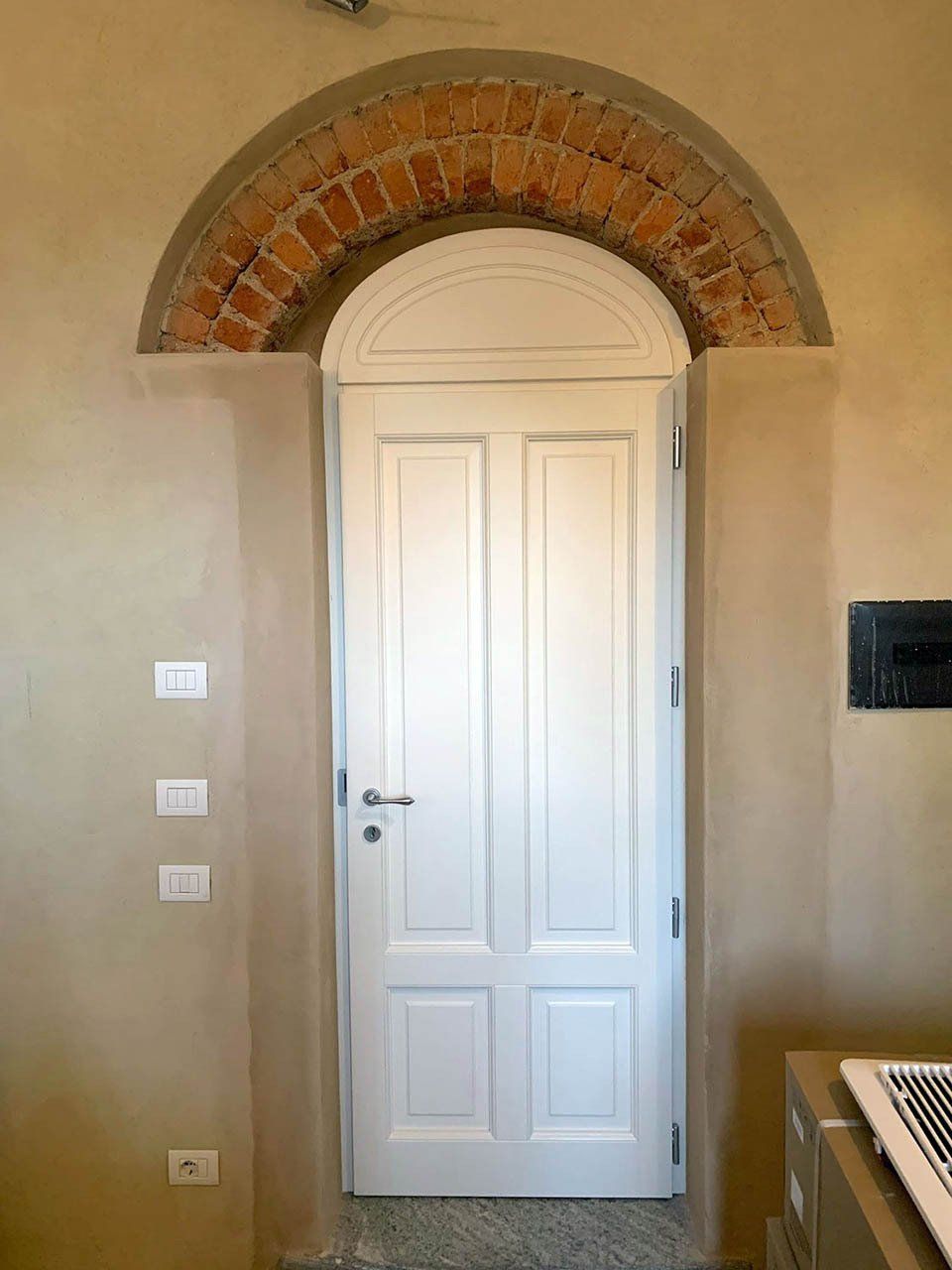 Portone d'ingresso bianco