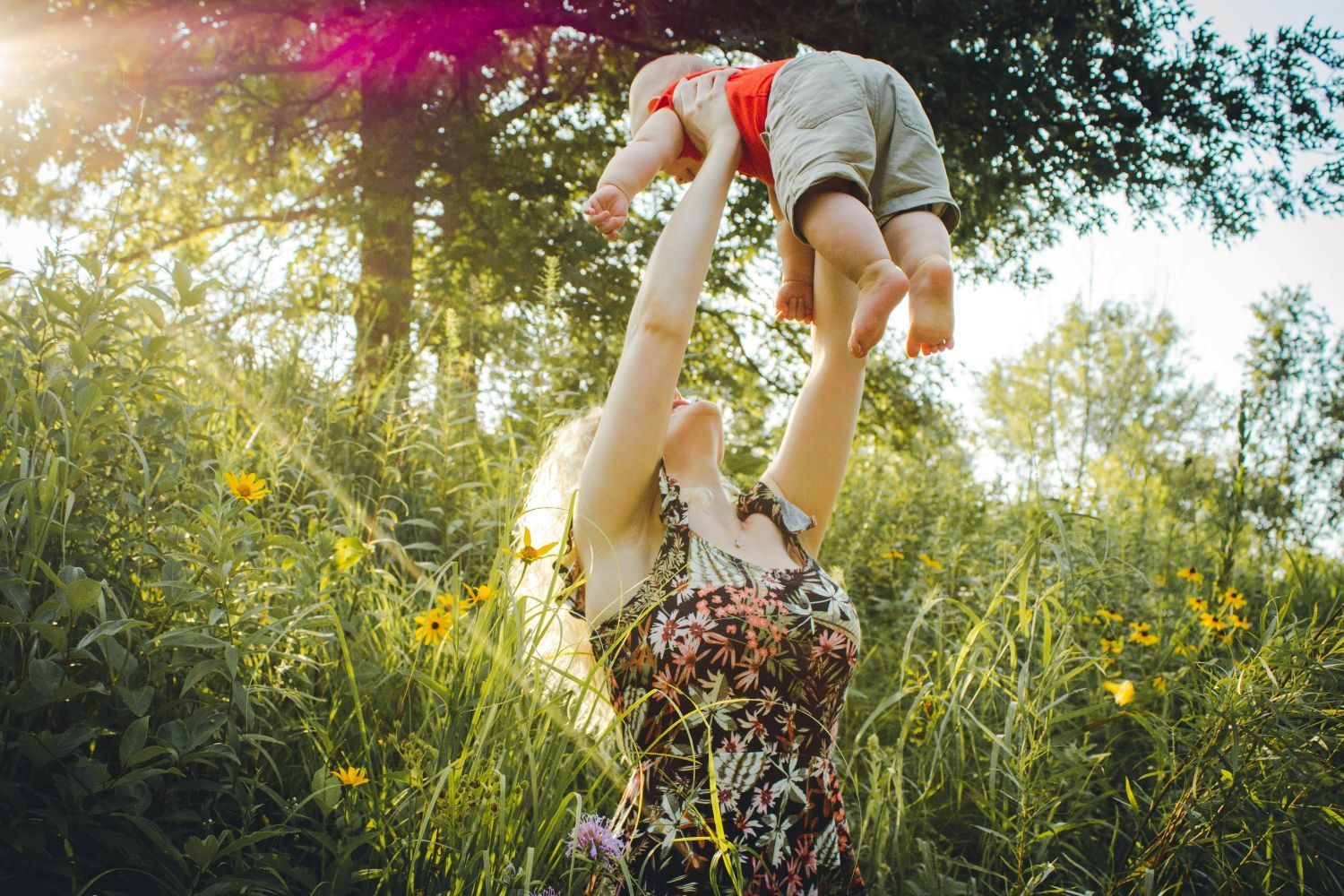 mother with child: Brisbane mortgage brokers help single mums with home loans.
