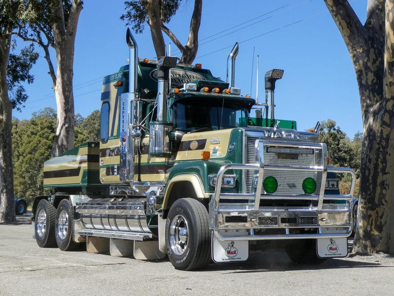 Mack (Bicentennial) Super Liner (1988)