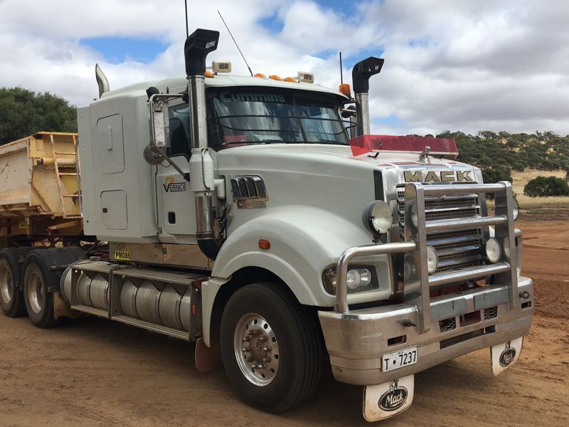 Mack Superliner (White) (2008)