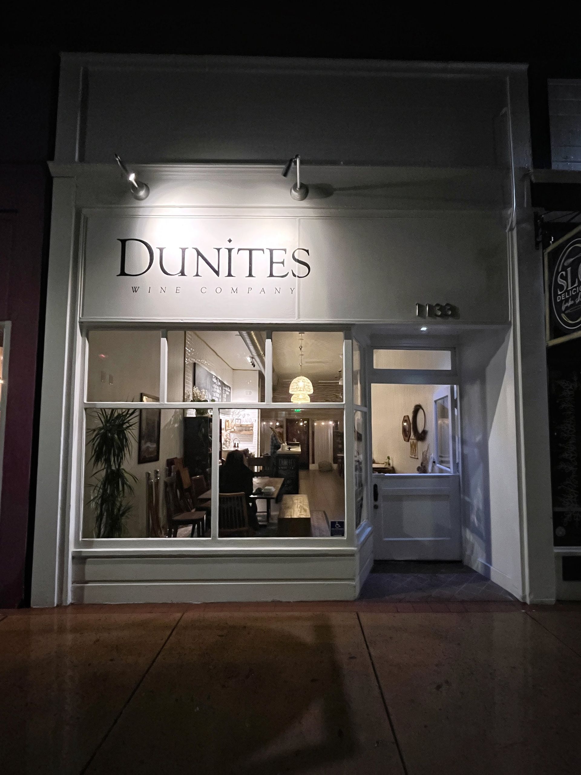 Dunites winery tasting room storefront