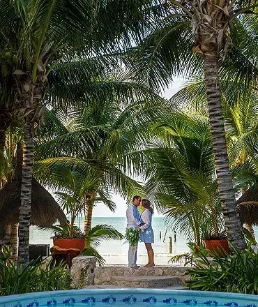 Hay un plato de comida y bebidas en la playa.