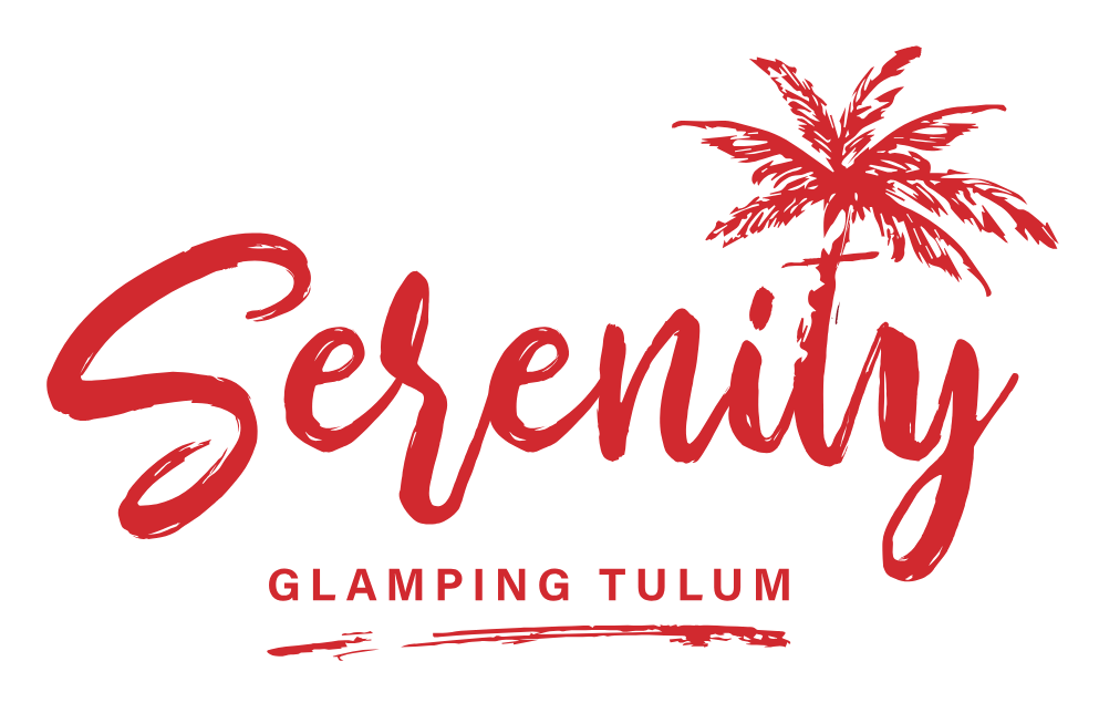 Un logo rojo para serenity glamping tulum con una palmera.