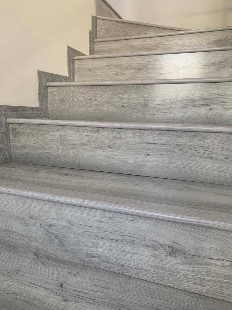 GAVAL PISOS - ESCALERA CON PISO LAMINADO