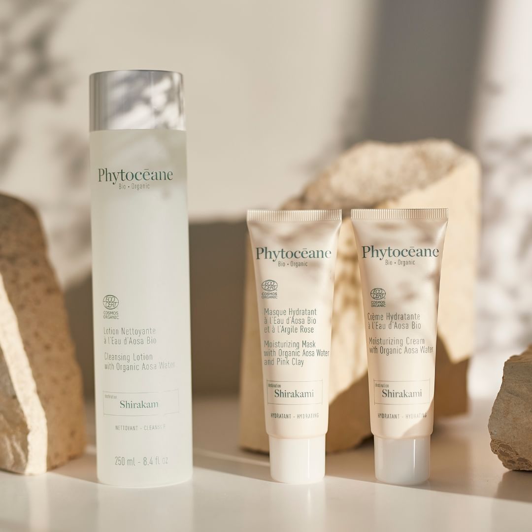 Une bouteille de lotion phytocure et deux tubes de lotion sur une table