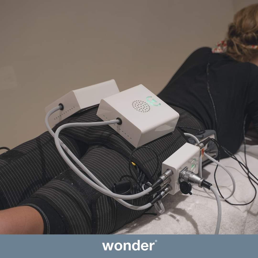 Une femme est allongée sur un lit avec le mot « merveillement » écrit en bas