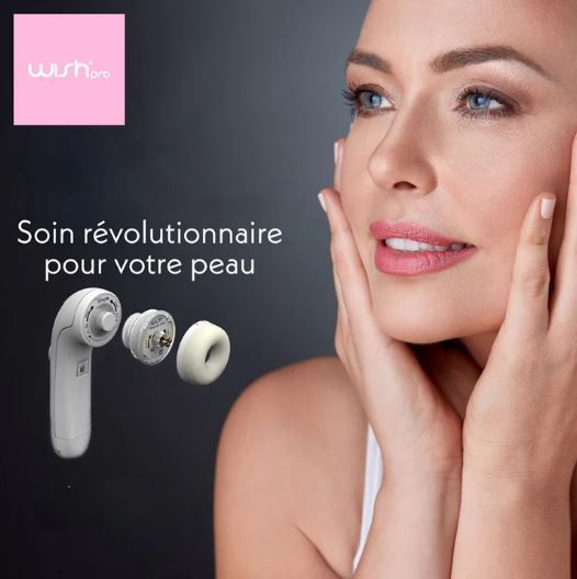 Une femme avec les mains sur son visage et les mots soin revolutionaire pour votre peau