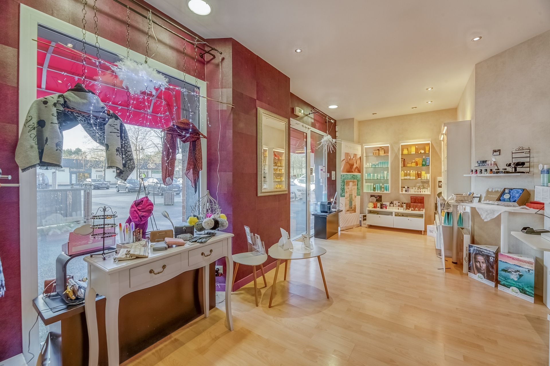 Il y a une table et des chaises au milieu de la pièce.