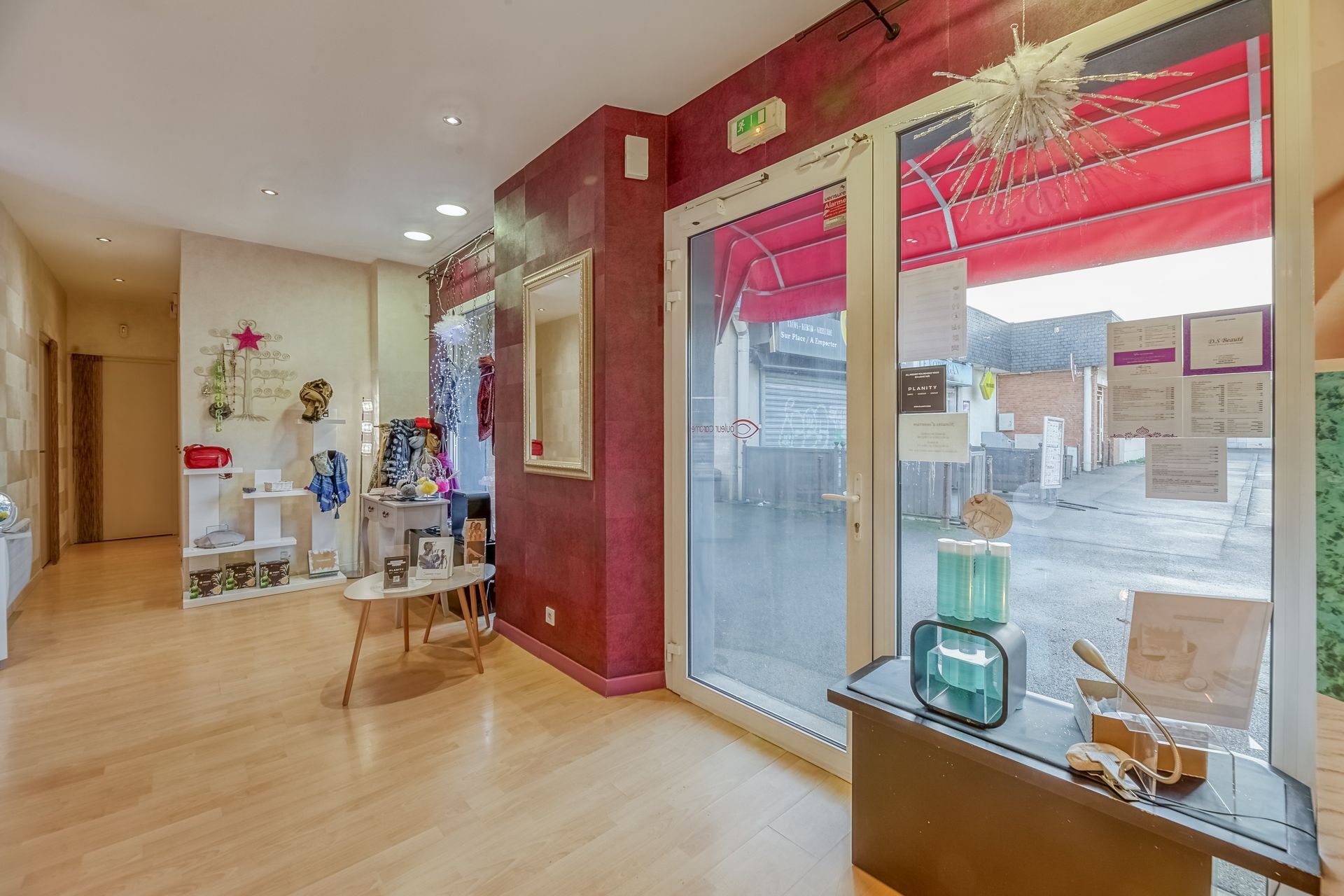 Une pièce avec un mur rouge et une porte vitrée.