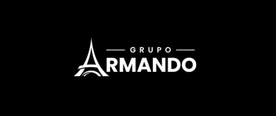 um grupo de homens de camisa branca posando para uma foto