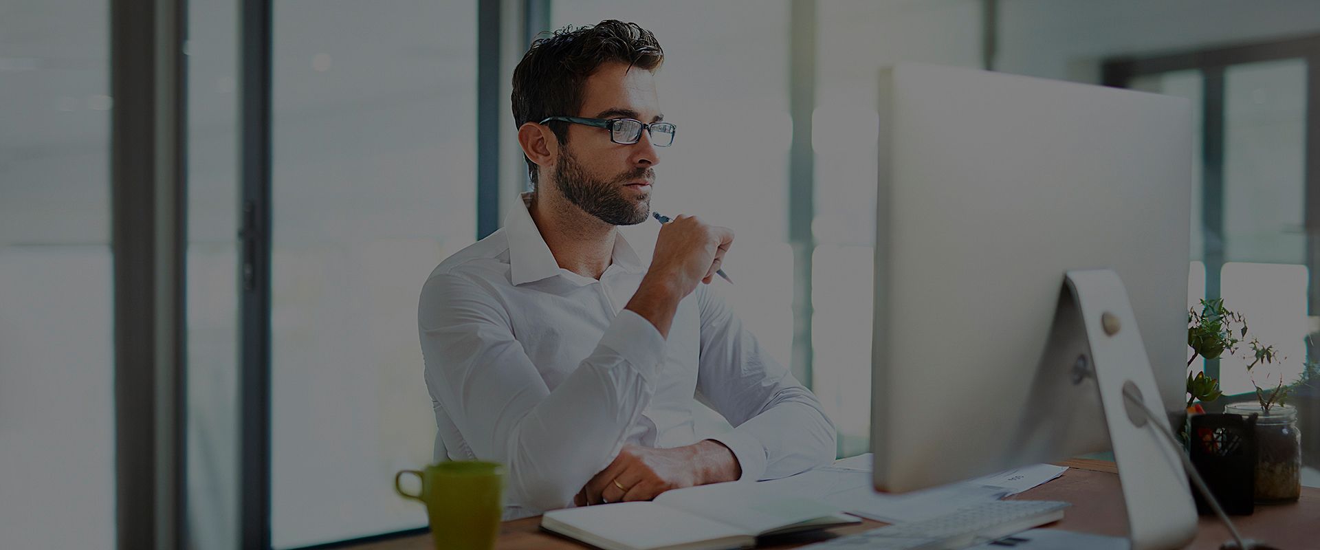 um grupo de homens de camisa branca posando para uma foto