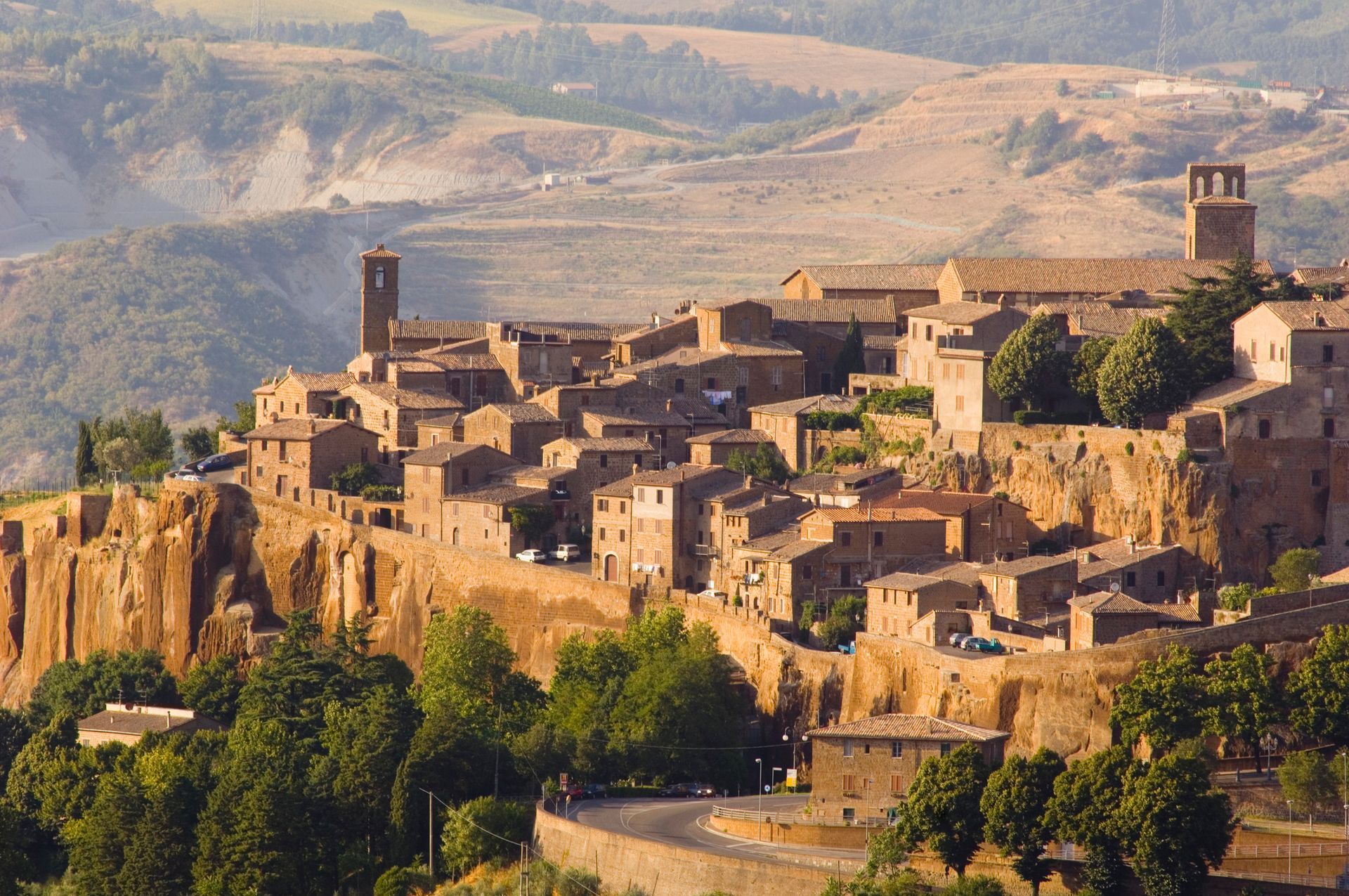 Una vista aerea di una piccola città su una collina