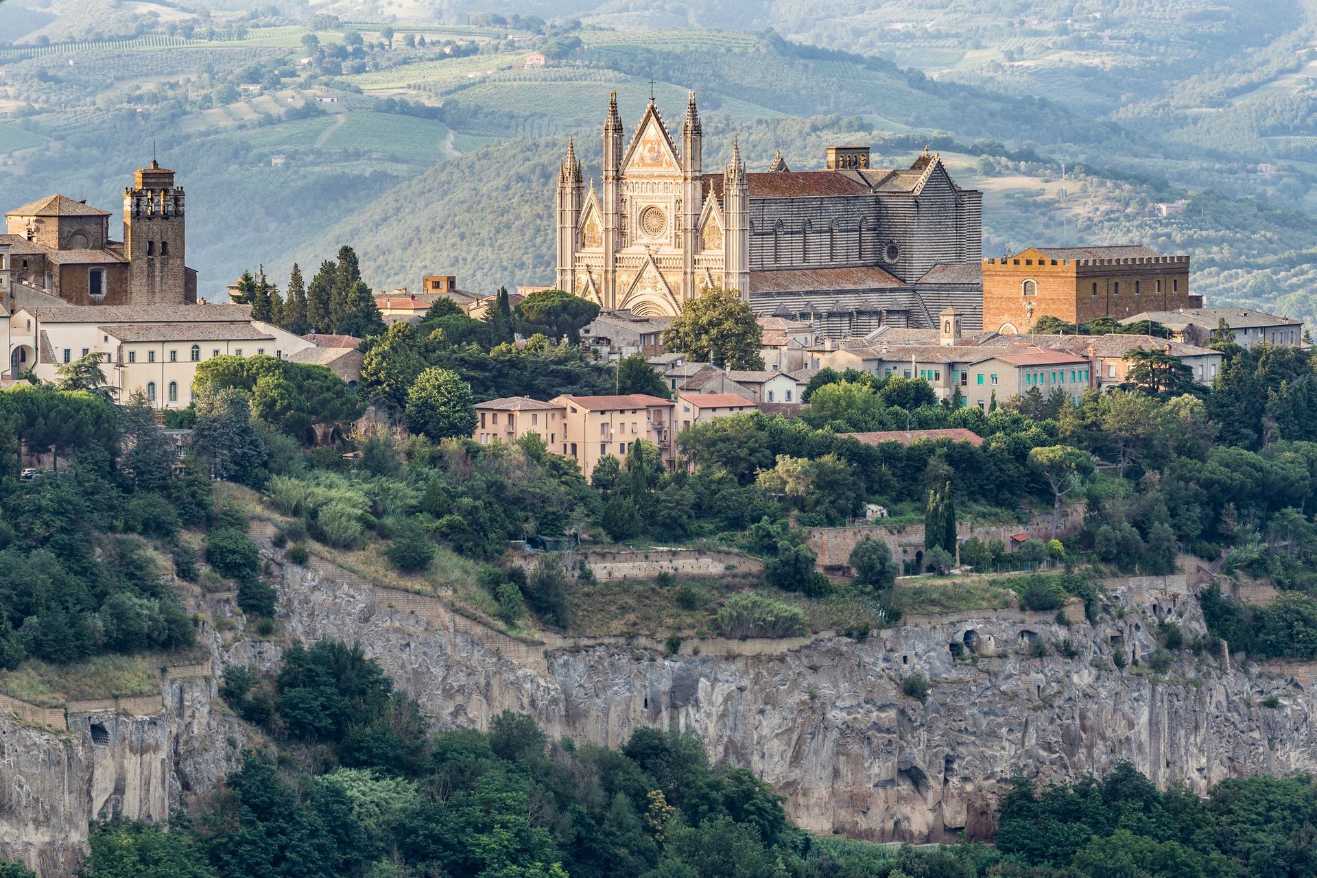 Una grande chiesa si trova sulla cima di una collina che domina una piccola cittadina.