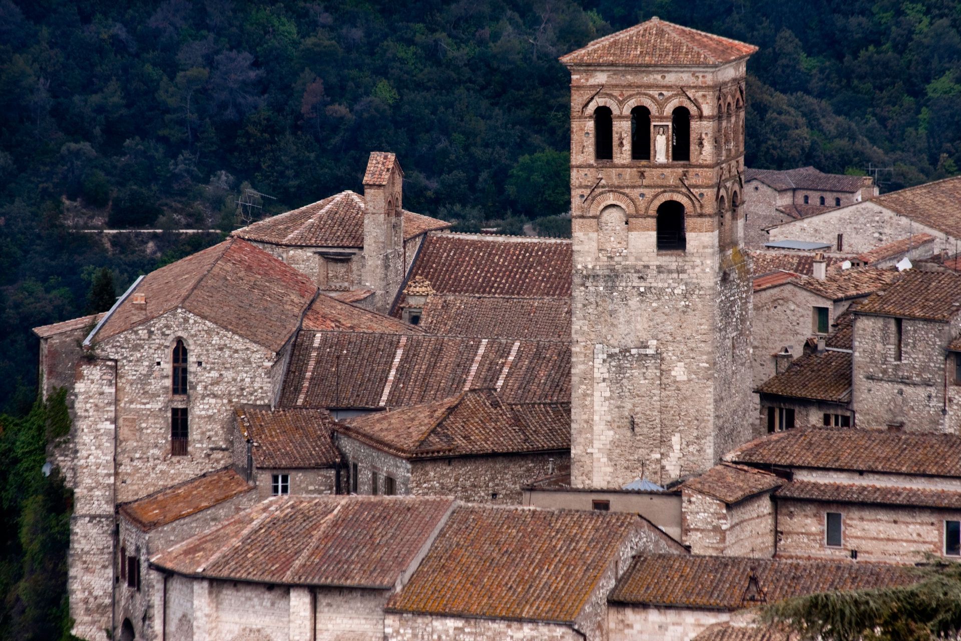 Un grande edificio in pietra con una torre in cima