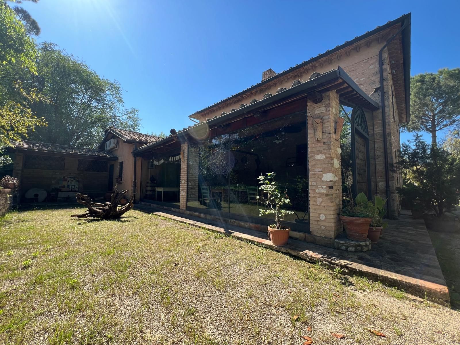 Una grande casa in mattoni con un grande prato davanti.