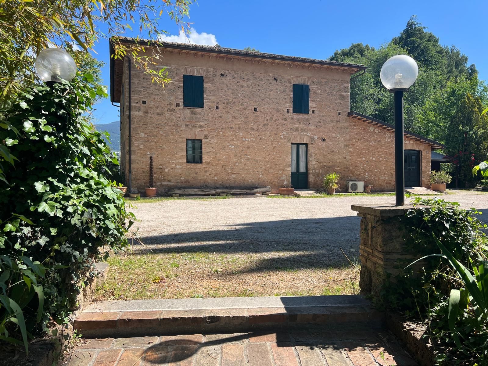 Un grande edificio in mattoni con una lampada bianca di fronte
