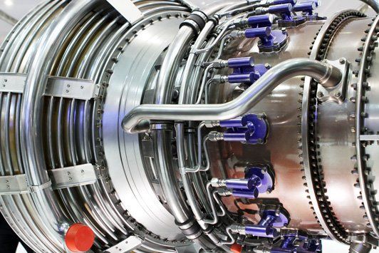 Une image d’un moteur à réaction dans une usine.