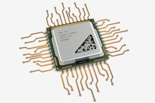 Un processeur Intel sur fond blanc.