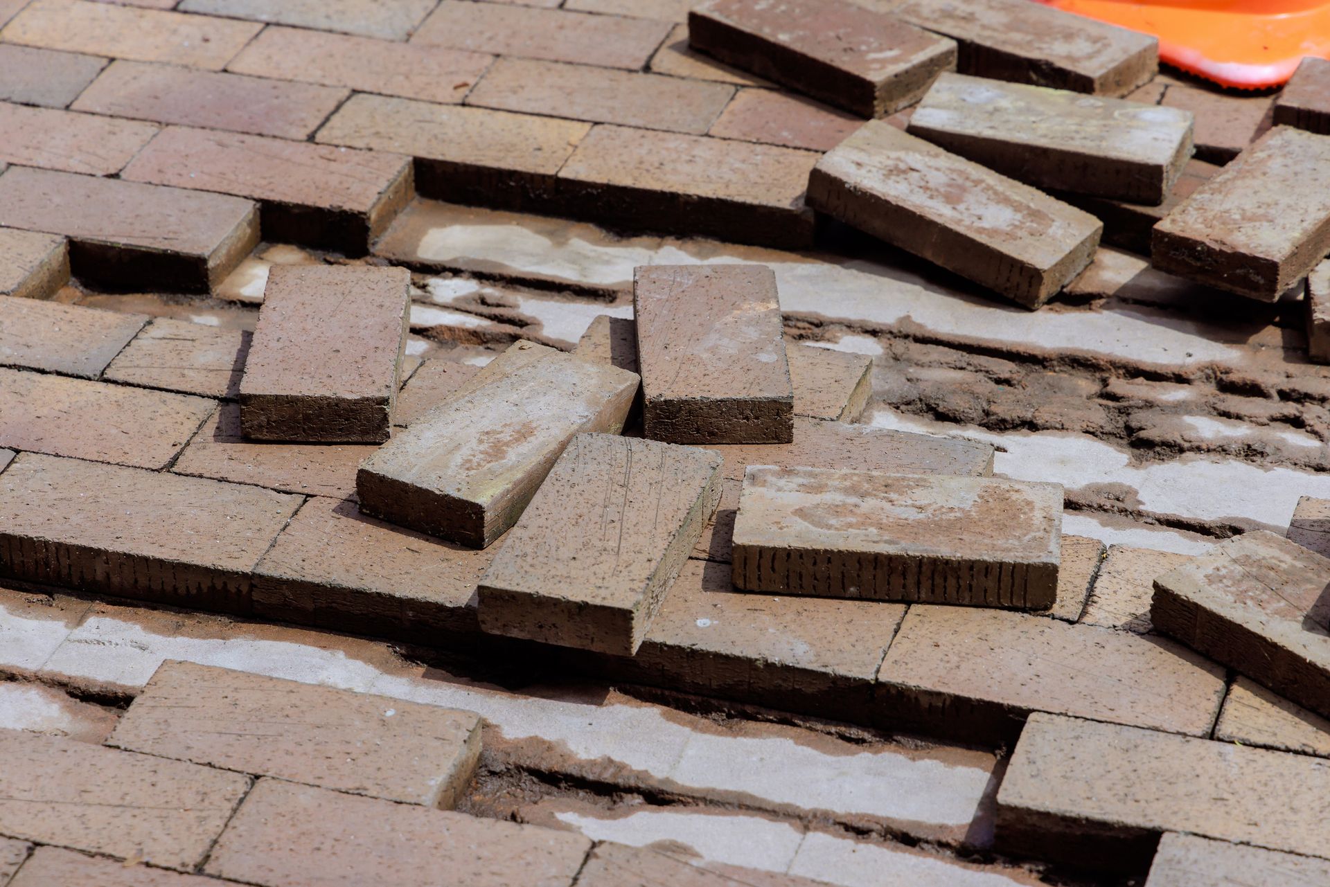 A bunch of bricks are laying on the ground