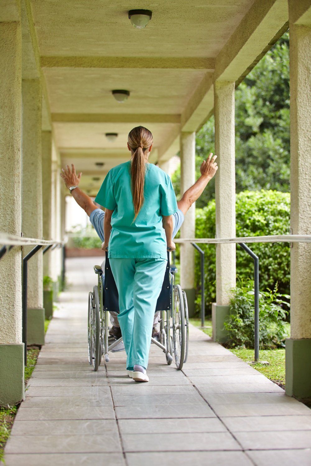 attività all'aperto nel centro servizi anziani