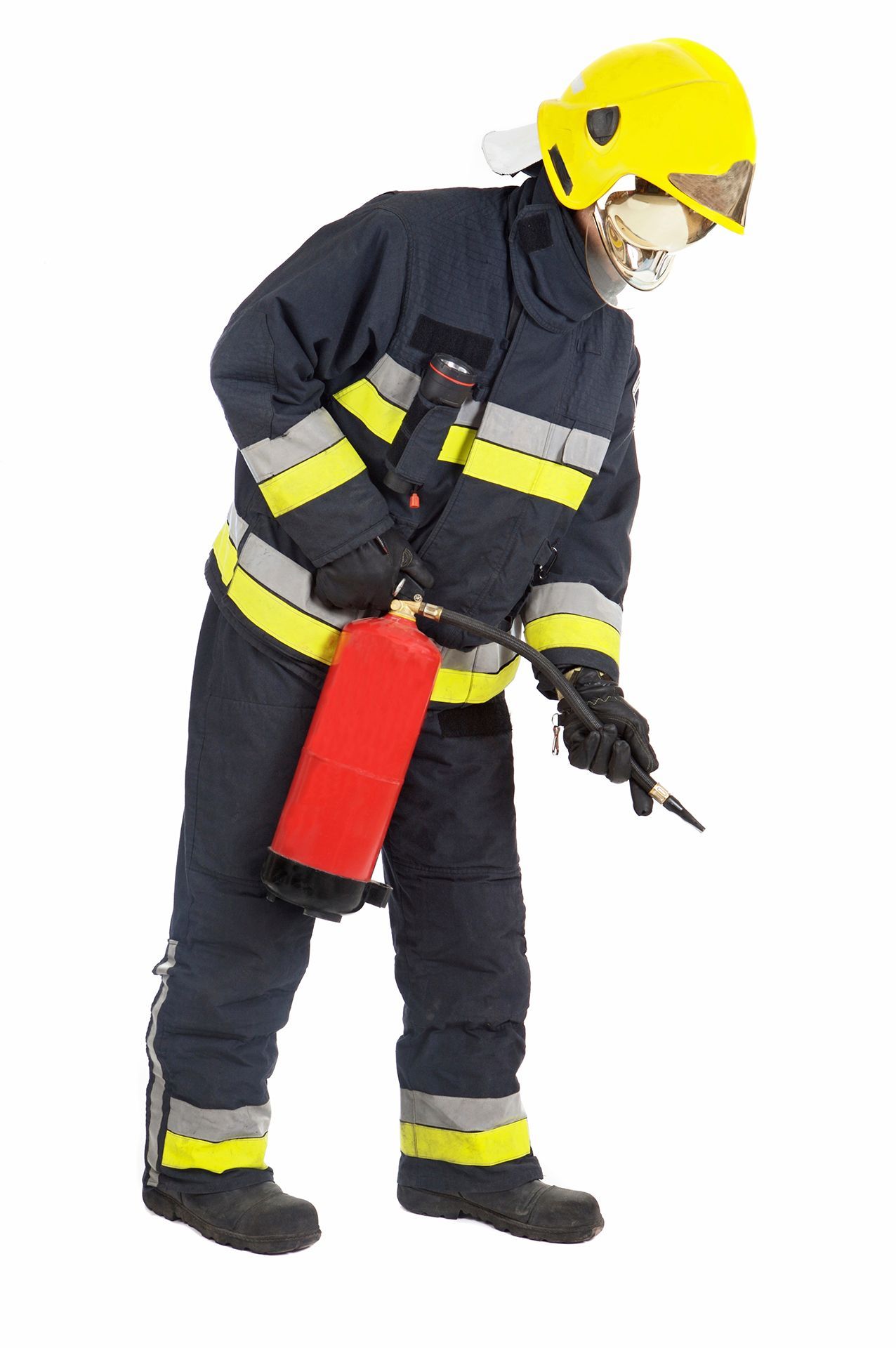 Un bombero sostiene un extintor de incendios rojo.