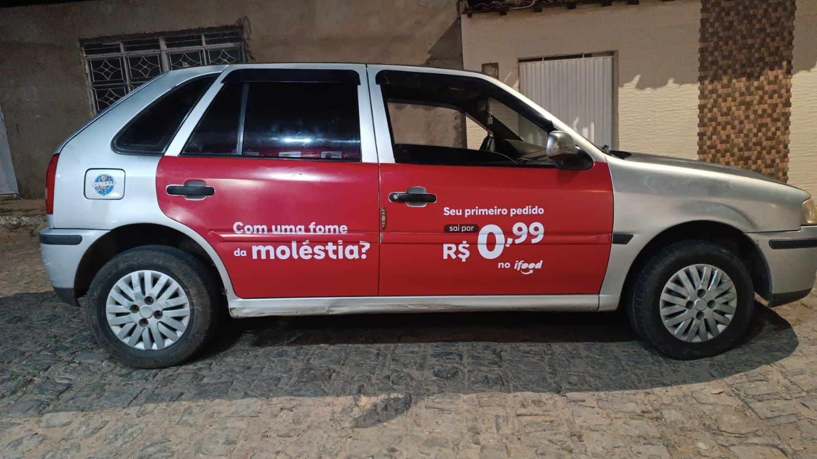 carro adesivado com campanha ifood km midia