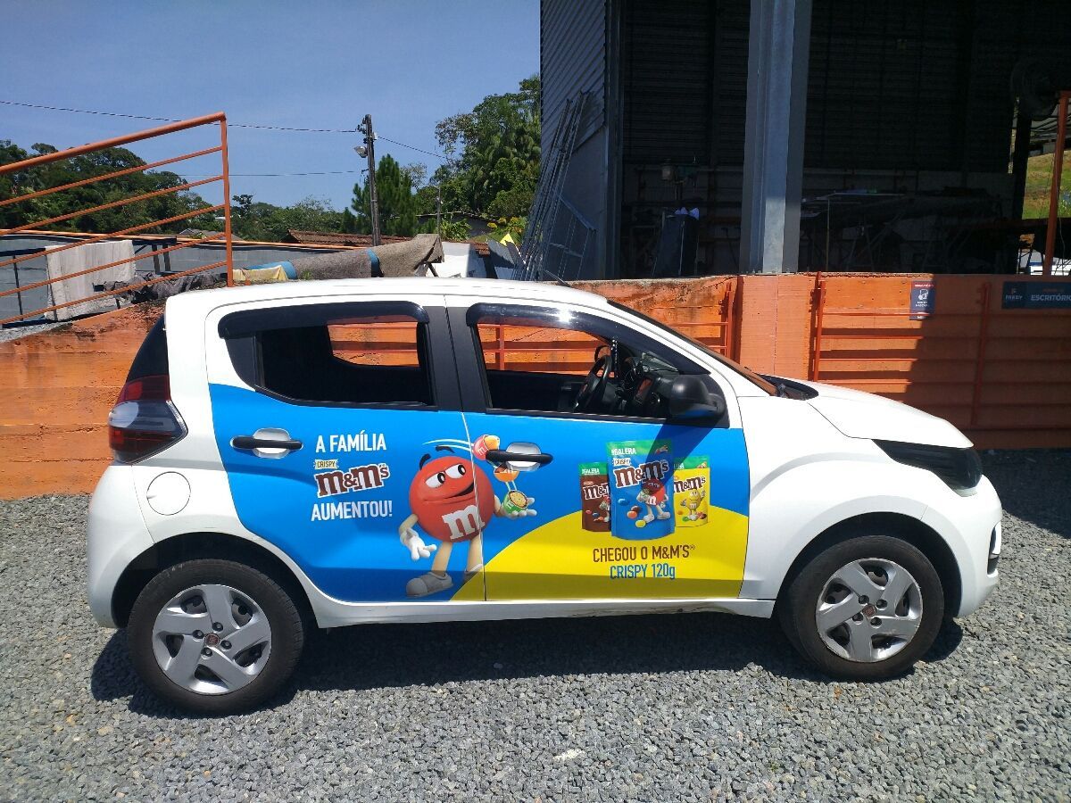 carro adesivado com campanha da m&ms km midia