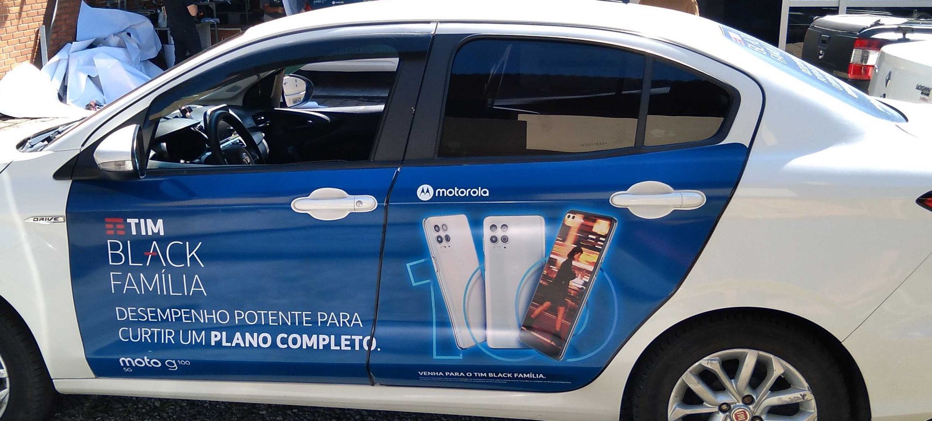 carro adesivado com campanha da TIM km midia