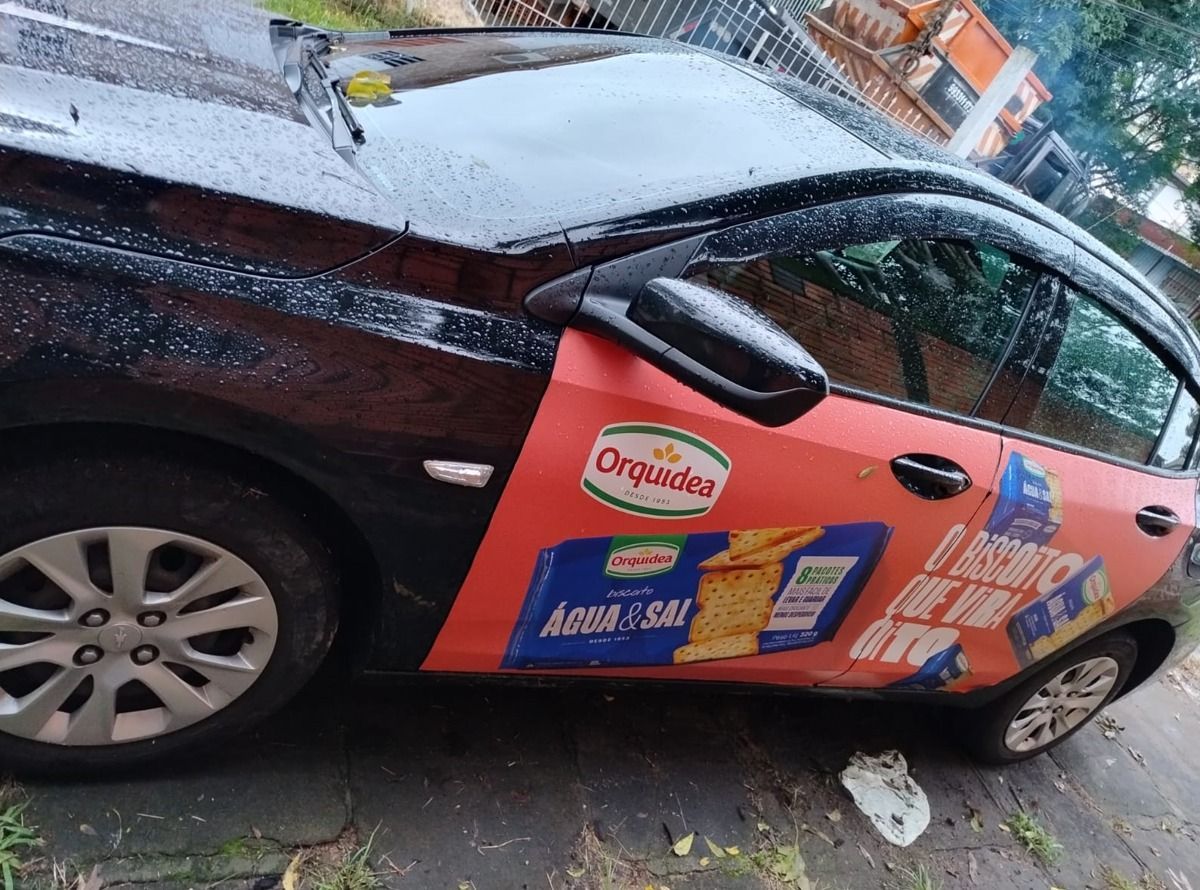carro adesivado com campanha da orquidea km midia